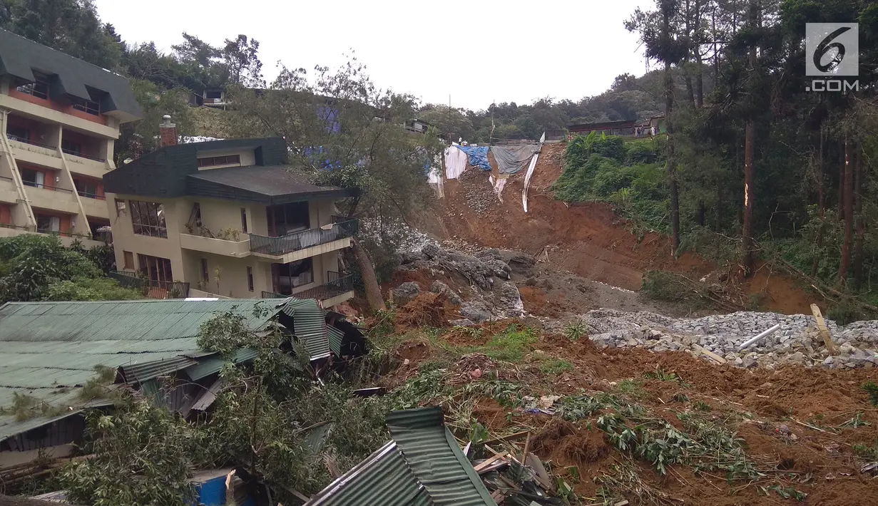 Sebuah bangunan tertimpa longsor di Puncak Pass, Kecamatan Cipanas, Kabupaten Cianjur, Jawa Barat(28/3). (Liputan6.com/Zelda Ivana)