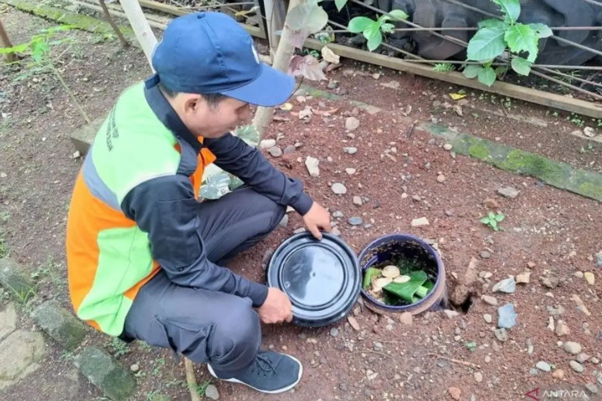 Inovasi Suku Dinas Lingkungan Hidup Jakarta Selatan yang memperkenalkan pengolahan sampah organik melalui biopori jumbo.