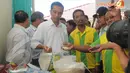 Jokowi melihat beras yang dijual di Pasar Argo, Lampung (23/4/2014) (Liputan6.com/herman Zakharia).