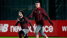 Penyerang Liverpool Mohamed Salah (kiri) dan Dejan Lovren berlatih jelang menghadapi Napoli pada matchday keenam Grup C Liga Champions di Melwood Training Ground, Liverpool, Inggris, Senin (10/12). (Martin Rickett/PA via AP)