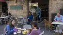 Orang-orang makan di restoran setelah pembatasan virus corona dilonggarkan di Tel Aviv, Minggu (7/3/2021). Israel membuka kembali sebagian besar ekonominya sebagai bagian dari fase terakhir pencabutan kebijakan lockdown yang berlaku sejak September tahun lalu. (AP Photo/Ariel Schalit)