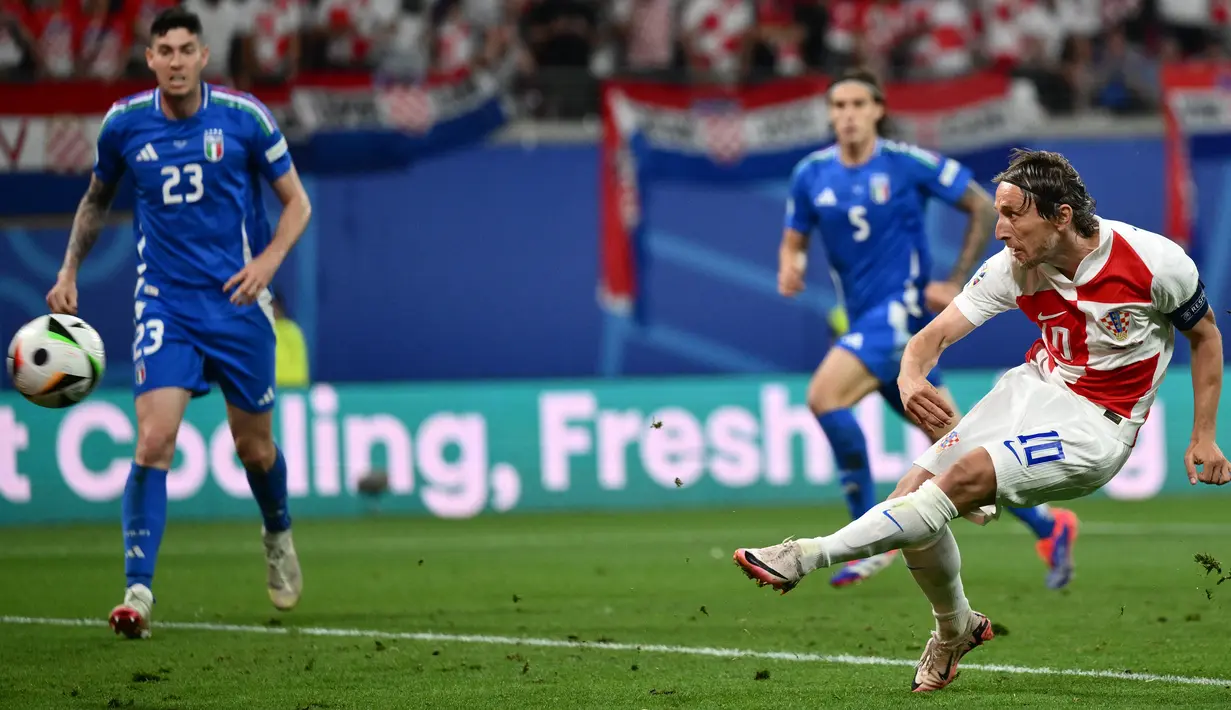 Luka Modric mencetak gol pembuka di menit ke-55. (Christophe SIMON / AFP)