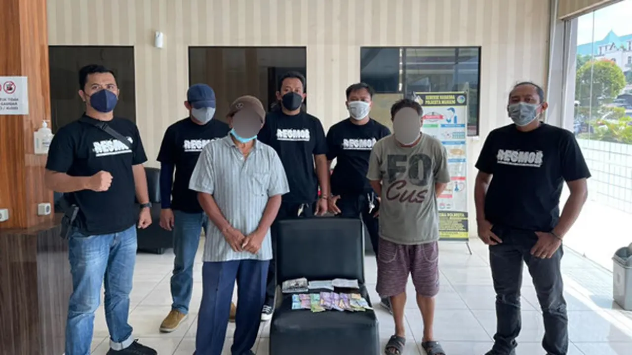 Tim Macan Polresta Manado menangkap dua pria pelaku judi toto gelap alias togel di Kembes Jaga VI, Kecamatan Tombulu, Kabupaten Minahasa, pada Selasa (27/7/2021).