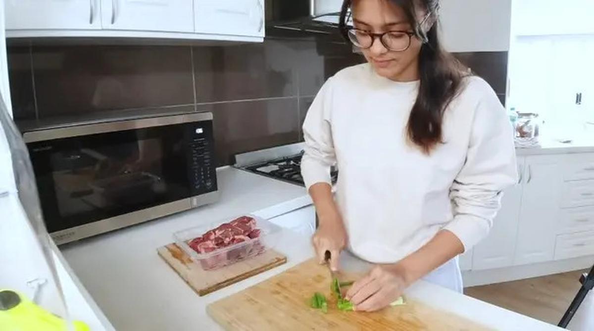 Potret Dapur Serba Putih Amanda Rawles, Minimalis dan Modern dengan View Pantai