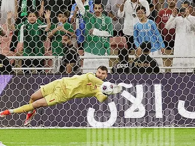 Timnas Indonesia sukses membawa pulang satu poin dari kandang Arab Saudi setelah bermain imbang 1-1 pada laga matchday pertama putaran ketiga Kualifikasi Piala Dunia 2026 zona Asia Grup C di King Abdullah Sports City Stadium, Jeddah, Arab Saudi, Jumat (6/9/2024) dini hari WIB. Indonesia sempat unggul lewat gol Ragnar Oratmangoen pada menit ke-19 yang mampu disamakan tuan rumah melalui gol Musab Fahz Aljuwayr pada masa injury time babak pertama. Penampilan gemilang Maarten Paes di bawah mistar gawang Indonesia menjadi kredit tersendiri dalam laga debutnya membela Timnas Garuda. (Instagram PSSI)