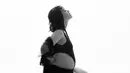 Di unggahan terbarunya ini, Rinni Wulandari memperlihatkan perutnya yang semakin besar di usia kehamilan 8 bulan. [instagram/rinni_w]