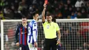 <p>Wasit memberikan kartu merah kepada Brais Mendez dari Real Sociedad selama Copa del Rey antara Barcelona dan Real Sociedad di stadion Camp Nou, di Barcelona, Spanyol, Kamis (26/1/2023). Barcelona menang tipis atas Real Sociedad dengan skor 1-0. (AP Photo/Joan Monfort)</p>