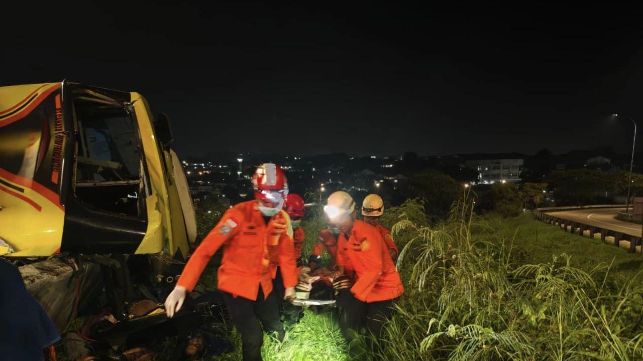 15 Orang Penumpang Meninggal Dunia Dalam Kecelakaan Bus di Exit Tol Krapyak