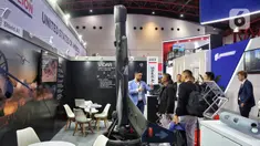 Pengunjung melihat stand booth perusahaan perusahaan Amerika Serikat di area USA Partnership Pavilion saat Pameran Indo Defence Expo dan Forum di JIExpo Kemayoran, Jakarta, Rabu (11/6/2025). (Liputan6.com/Angga Yuniar)