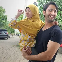 Shaheer Sheikh tidak hanya tampan dan piawai dalam berakting, namun juga baik hati seperti seorang malaikat. Di balik ketampanannya itu, Shaheer bersahabat dengan gadis kecil bernama Masyita. (Bambang E.Ros/Bintang.com)