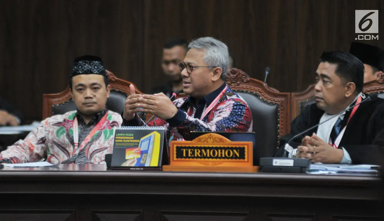 Ketua Umum KPU Arief Budiman (tengah) saat mengikuti sidang perdana sengketa Pemilu Legislatif 2019 di Gedung Mahkamah Konstitusi (MK), Jakarta, Selasa (9/7/2019). MK memulai sidang pendahuluan untuk Provinsi Aceh, Jawa Barat, Jawa Timur, Maluku Utara, dan Papua. (merdeka.com/Iqbal Nugroho)