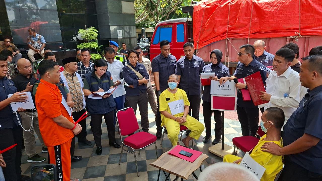 rekonstruksi pembunuhan kacab bank