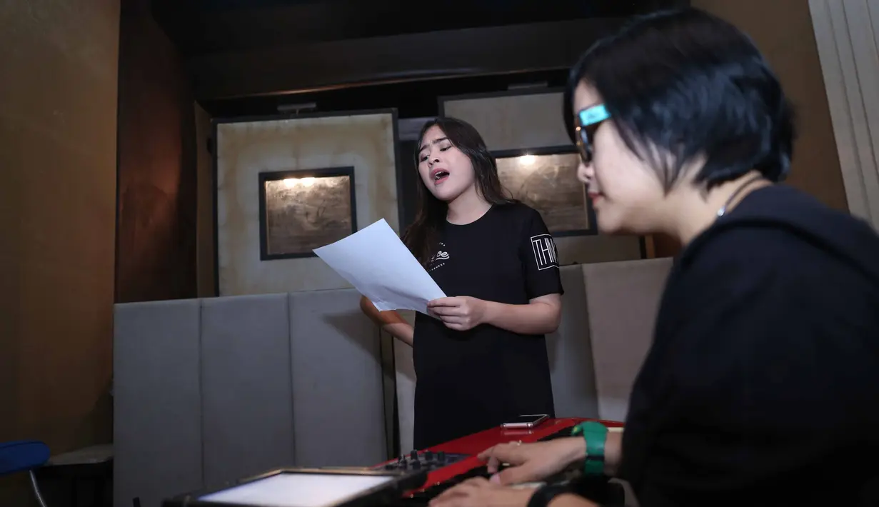 Senin (21/11/2016) pemeran yang dikenal lewat sinetron Ganteng Ganteng Srigala itu melakukan latihan vokal di studio Erwin Gutawa, di kawasan Cipete, Jakarta Selatan. (Nurwahyunan/Bintang.com)