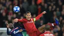 Bek Liverpool, Virgil Van Dijk berebut bola dengan pemain Red Star Belgrade, El Fardou Ben Nabouhane selama pertandingan grup C Liga Champions di stadion Anfield, Inggris (24/10). Liverpool menang telak 4-0 atas Red Star. (AP Photo/Jon Super)