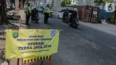 Polisi lalu lintas menggelar Operasi Zebra 2019 di Jalan Boulevard Gading Raya, Jakarta, Kamis (24/10/2019). Operasi selama dua pekan hingga 5 November mendatang tersebut untuk meningkatkan kepatuhan dan kedisiplinan pengendara kendaraan bermotor dalam berlalu lintas. (Liputan6.com/Faizal Fanani)