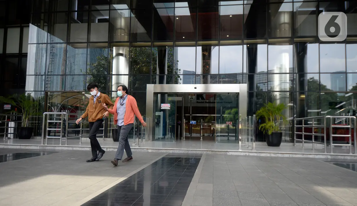 Dua orang pria keluar dari Gedung KPK, Jakarta, pasca libur Lebaran 2020, Rabu (27/5/2020). KPK memperpanjang masa pelaksanaan bekerja dari rumah (BDR) atau work from home (WFH) bagi para pegawainya hingga 4 Juni 2020. (merdeka.com/Dwi Narwoko)