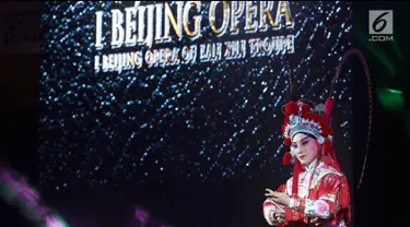 Seniman menghibur penonton pada pertunjukan Beijing Opera, di Avenue of The Star, Lippo Mall Kemang, Jakarta, Minggu (16/9). Pertunjukkan ini menghadirkan kolaborasi legenda Tiongkok dengan budaya Indonesia. (Liputan6.com/Fery Pradolo)