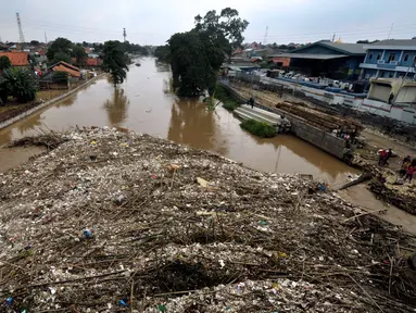 Tumpukan sampah yang tersangkut di jembatan Rawajati Kalibata, Jakarta, Selasa (8/3/2016). Hujan yang mengguyur Bogor dua hari terakhir mengakibatkan banjir kiriman yang disertai sampah batang bambu. (Liputan6.com/Helmi Fithriansyah)