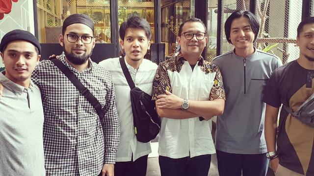 Roger Danuarta mengikuti kajian yang diikuti pula oleh Arie Untung, Dimas Seto, Ricky Harun, Dude Harlino, Teuku Wisnu, dan Alvin Adam.
