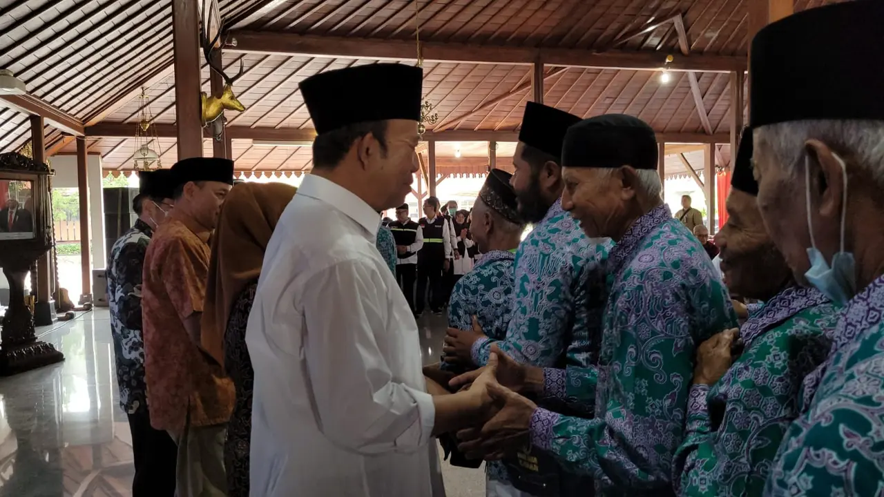 Bupati Banyumas melepas jemaah haji di Pendopo Sipanji. (Foto: Liputan6.com/Pemkab Banyumas)