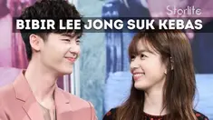 Lee Jong Suk mengungkapkan, banyak adegan ciuman yang dilakukannya membuat bibirnya kebas. Seperti apa ceritanya? Saksikan hanya di Starlite