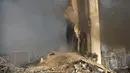 Puing-puing bangunan setelah setelah ledakan besar di Beirut, Lebanon, Selasa, (4/8/2020).  Saksi mata melihat banyak orang terluka oleh kaca terbang dan puing-puing akibat ledakan besar tersebut. (AP Photo/Hussein Malla)