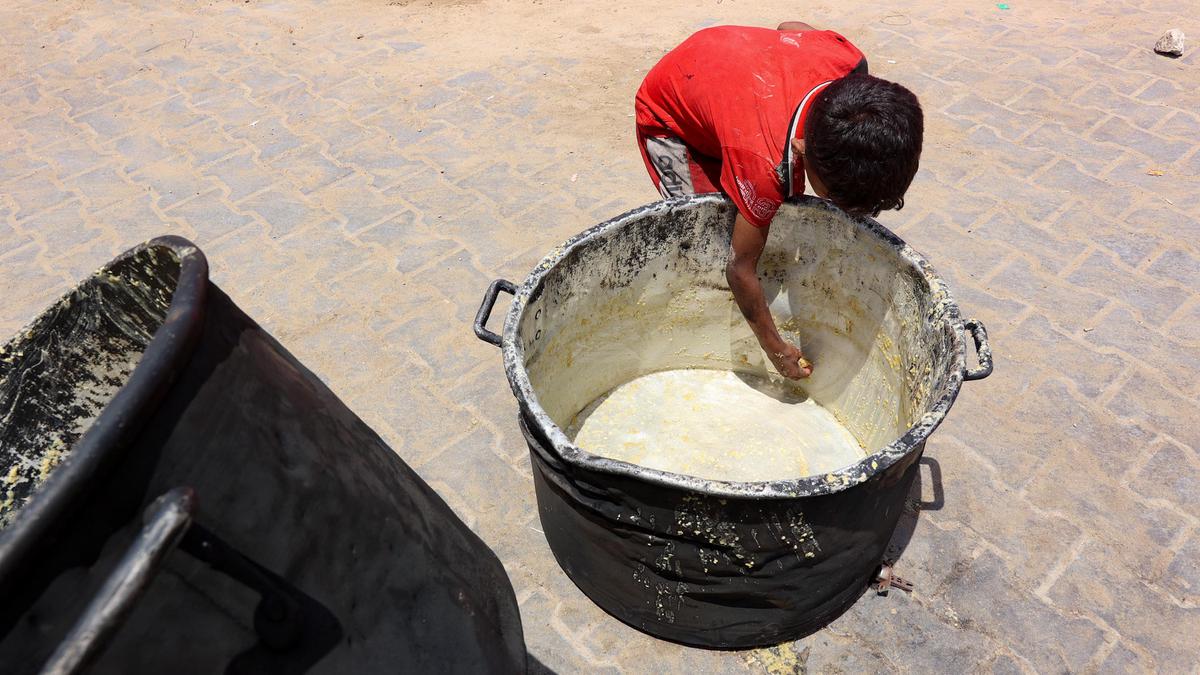 Kelaparan, Anak-anak Gaza Antre untuk Dapat Makanan