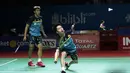 Ganda putra Indonesia, Marcus Gideon / Kevin Sanjaya, mengembalikan kok saat melawan Ou Xuan Yi / Zhang Nan pada Indonesia Open 2019 di Istora Senayan, Jumat (19/7). Marcus / Kevin menang 21-12 dan 21-16. (Bola.com/Yoppy Renato)