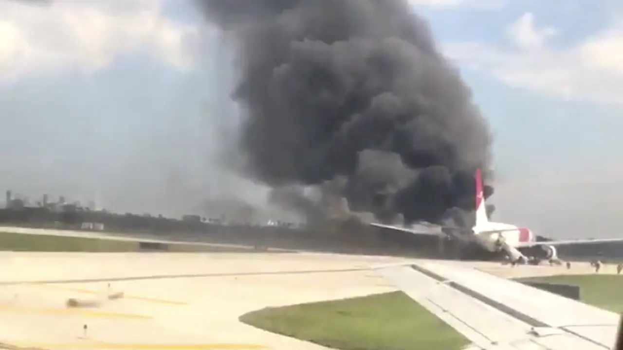 Kompilasi Rekaman Pesawat Meledak di Bandara Hollywood 