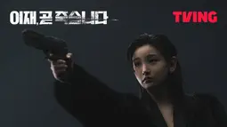 Meskipun Death berwujud seorang wanita manusia dalam drama, karakter Park So Dam jauh dari kata manusia. Entitas supernatural misterius yang menghakimi orang mati sebelum mereka jatuh ke neraka, Death tidak dapat diketahui, semuanya terselubung dalam misteri. (Foto: TVING)