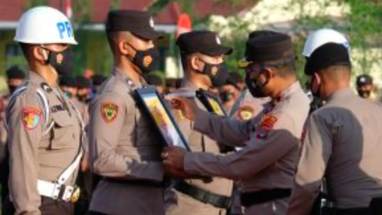 Wakapolda Kalimantan Utara memecat tiga personel polisi karena melakukan pelanggaran berat. Pemecatan dilakukan secara in absensia, karena ke-3 anggota polisi yang dipecat tidak hadir.