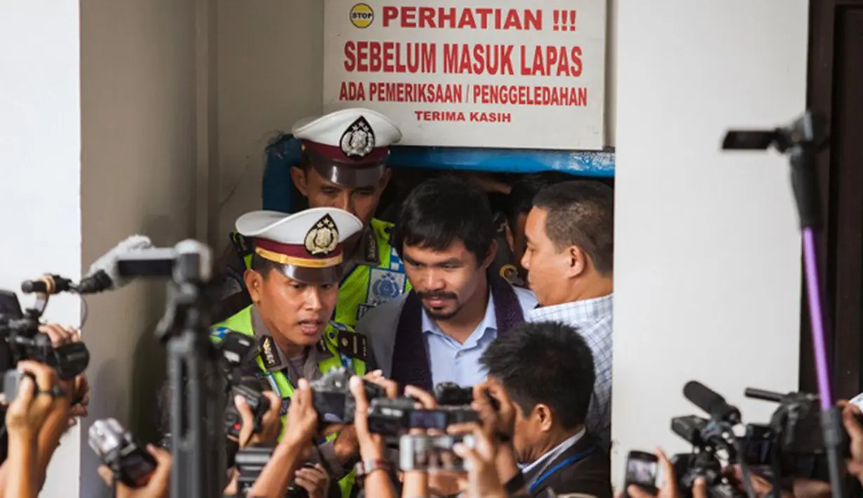 Manny Pacquiao dikawal petugas usai menjenguk Mary Jane di Lapas Wirogunan, Yogyakarta, Jumat (10/7/2015). Ini kali pertama Manny Pacquiao mengunjungi terpidana mati Mary Jane. (AFP/ Suryo Wibowo)