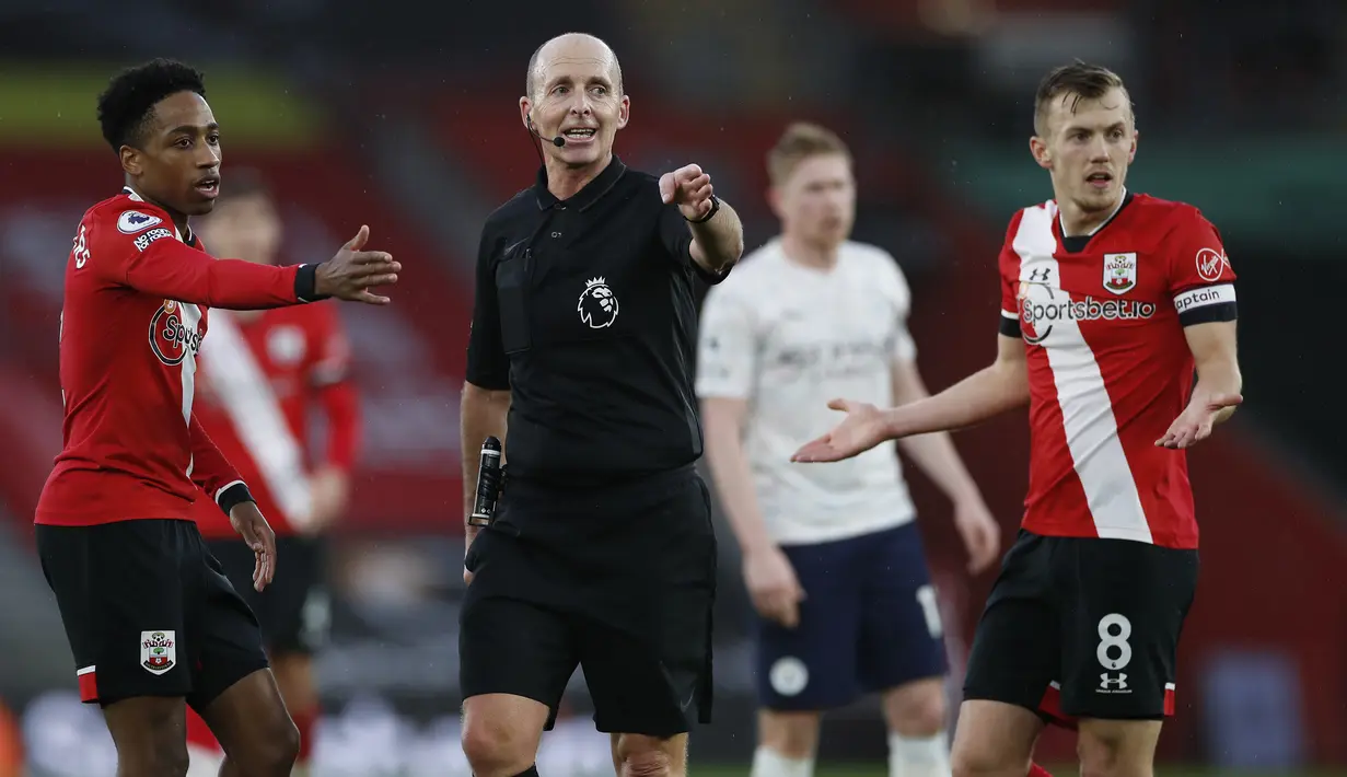 Dua pemain Southampton, bek Kyle Walker-Peters (kiri) dan kapten James Ward-Prowse, memprotes wasit Mike Dean dalam laga lanjutan Liga Inggris pekan ke-14 melawan Manchester City di St. Mary's Stadium, Southampton, Sabtu (19/12/2020). Southampton kalah 0-1 dari Manchester City.(AFP/Paul Childs/Pool)