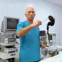 Karena sering gigit rambut, gadis kecil ini terkenal sindrom Rapunzel hingga harus dioperasi. 