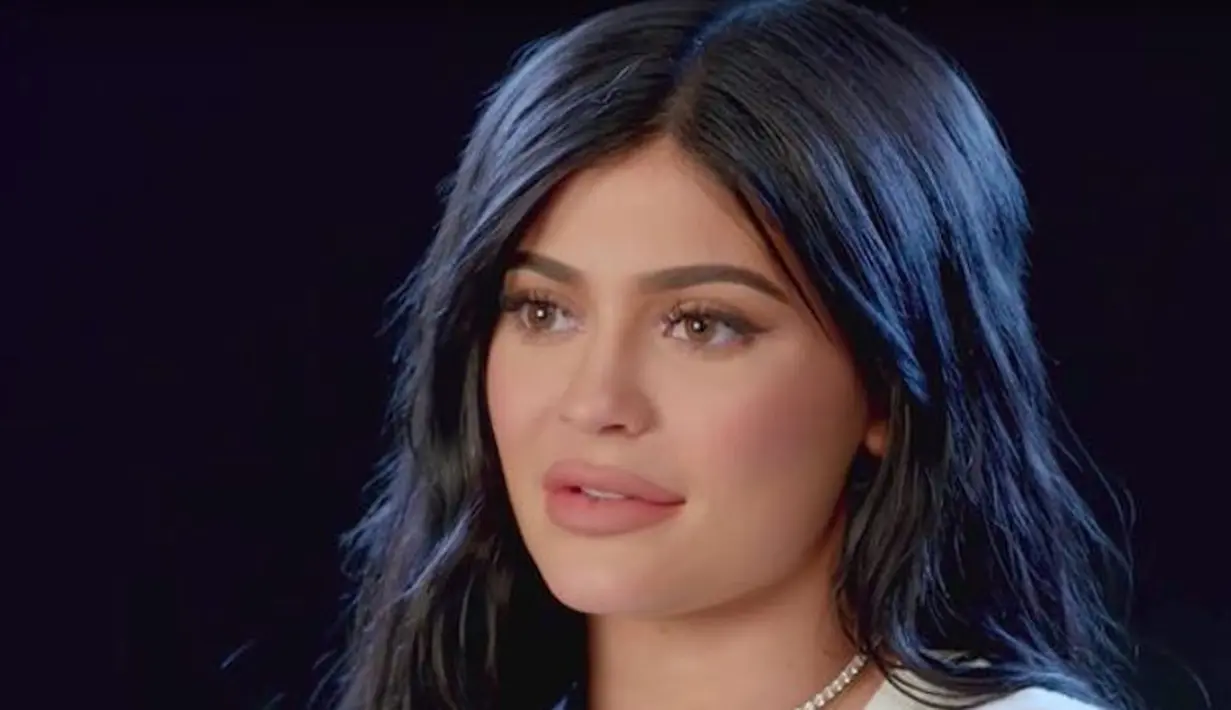 Sudah diketahui sebelumnya bahwa Kylie Jenner memang merasa tidak percaya diri dengan bentuk asli bibirnya. (Life of Kylie)