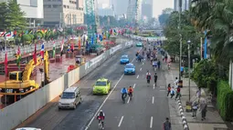 Warga berjalan kaki di sekitar Bundaran HI saat hari tanpa kendaraan atau car free day, Jakarta, Minggu (19/4/2015). Beberapa mengaku tidak tahu jika CFD ditiadakan selama pelaksanaan Konferensi Asia Afrika (KAA). (Liputan6.com/Faizal Fanani)