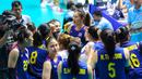 <p>Pemain Timnas Bola Voli Putri Thailand, Hattaya Bamrungsuk (tengah) berkoordinasi dengan rekan-rekannya saat laga Grup A Bola Voli Putri SEA Games 2023 melawan Timnas Bola Voli Putri Indonesia di Olympic Complex Indoor Main Hall, Phnom Penh, Kamboja, Selasa (09/05/2023). (Bola.com/Abdul Aziz)</p>