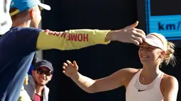 Marta Kostyuk merayakan kemenangan atas Peng Shuai dari China saat putaran pertama Australia Terbuka di Melbourne, (15/1). Petenis cantik asal Ukraina ini merupakan juara Australia Terbuka Junior tahun lalu. (AP Photo/Ng Han Guan)