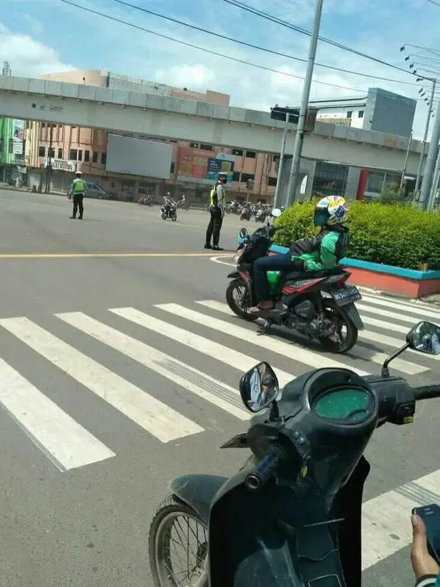 aksi pengendara motor di lampu merah (foto: Brilio)