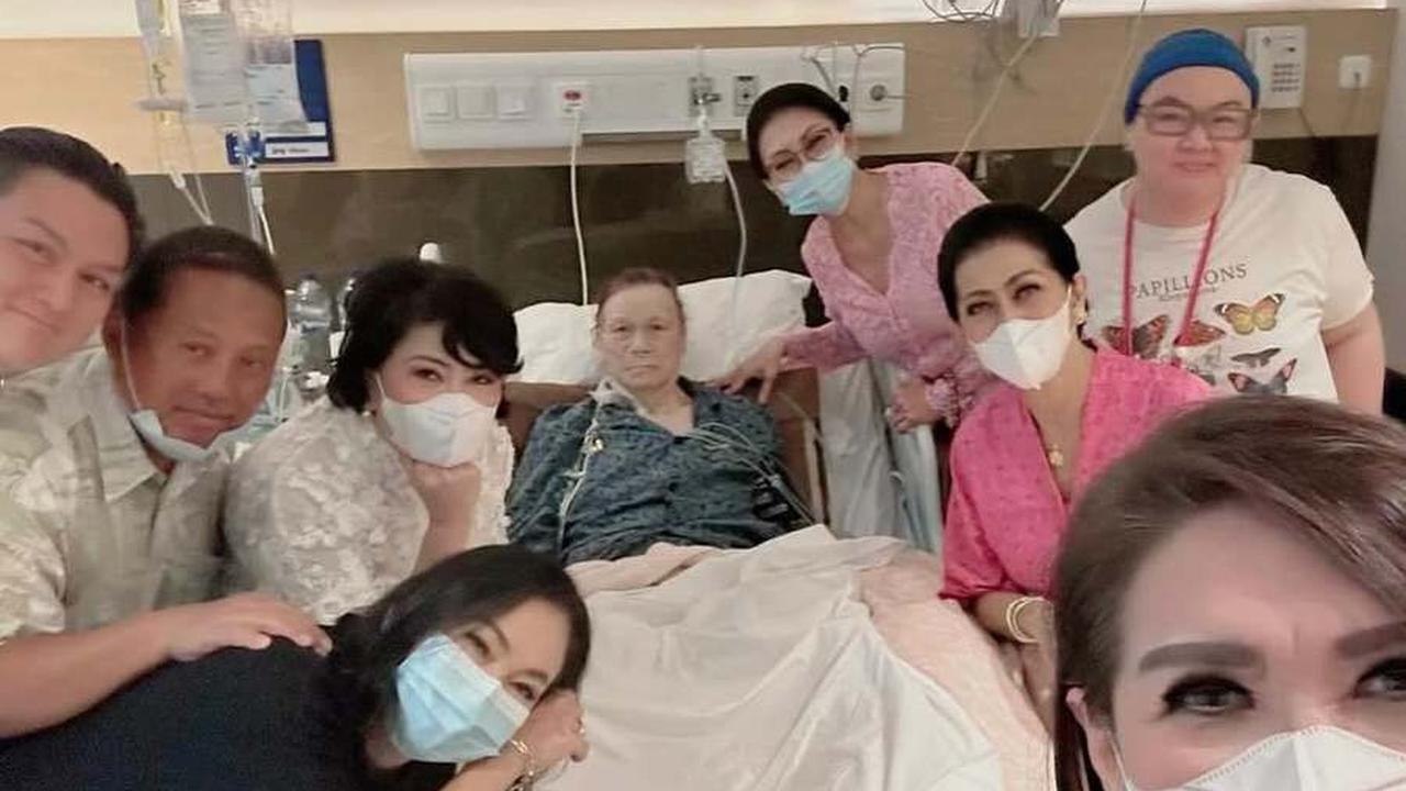 8 Potret Ayahanda Baim Wong Sakit, Dijenguk Banyak Orang yang Peduli dan Minta Doa ke Netizen