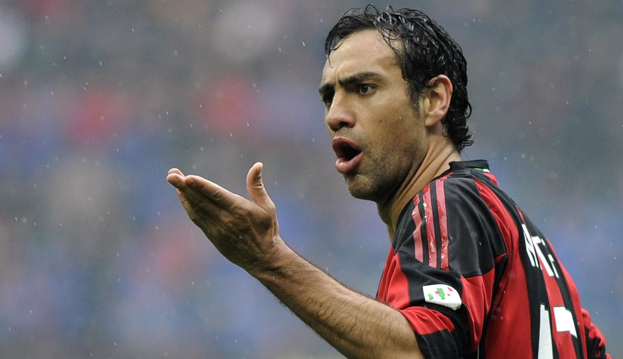 Alessandro Nesta - Pemain yang menjadi legenda AC Milan dikenal kehebatan duetnya bersama Maldini. Nesta sebagai menjadi salah satu bek tengah terbaik yang pernah dimiliki Italia. (AFP/Olivier Morin)