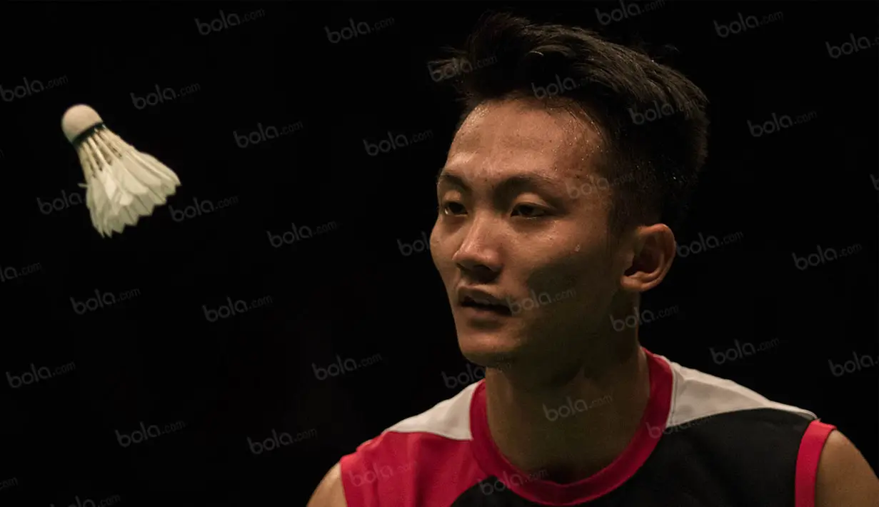 Tunggal putra Indonesia, Ihsan Maulana Mustofa, kalah dari tunggal putra Malaysia, Lee Chong Wei, pada semifinal BCA Indonesia Open 2016 di Istora Senayan, Jakarta, Sabtu (4/6/2016). (Bola.com/Vitalis Yogi Trisna)