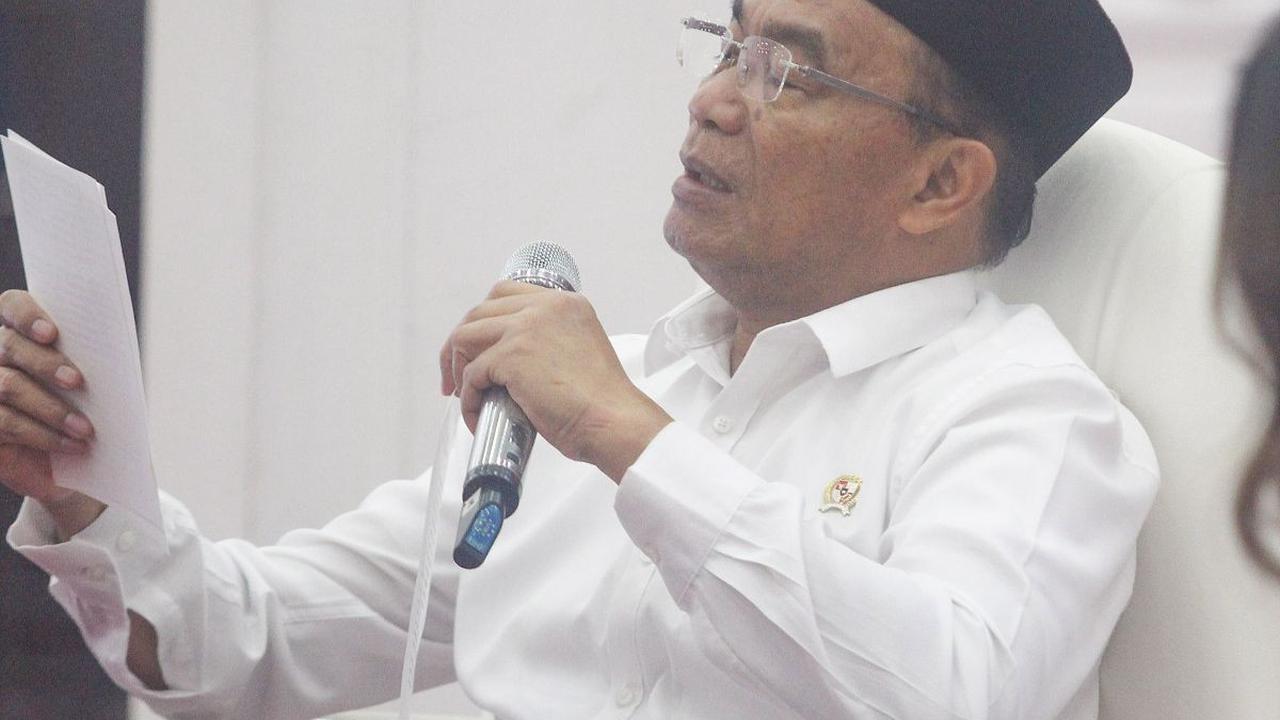 Menteri Koordinator Bidang Pembangunan Manusia dan Kebudayaan (PMK) Muhadjir Effendy memberikan keterangan terkait penanganan kemiskinan ekstrem di Kemenko PMK, Jakarta, Rabu (3/7/2024). Dalam kesempatan tersebut, Muhadjir menyoroti berbagai strategi dan 