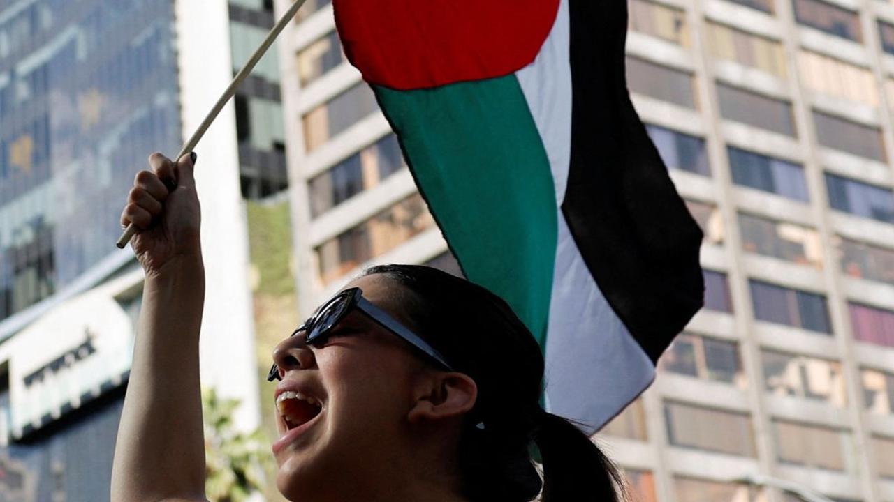 Teriakan yel-yel bergema saat massa pengunjuk rasa mengecam kebrutalan Israel di Gaza. Foto: Reuters