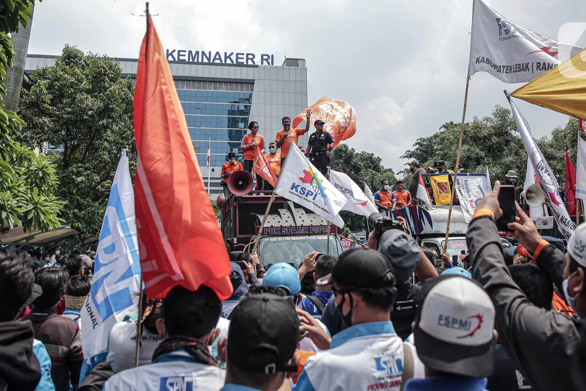 FOTO: Buruh Geruduk Kemnaker Tuntut Aturan JHT Dicabut