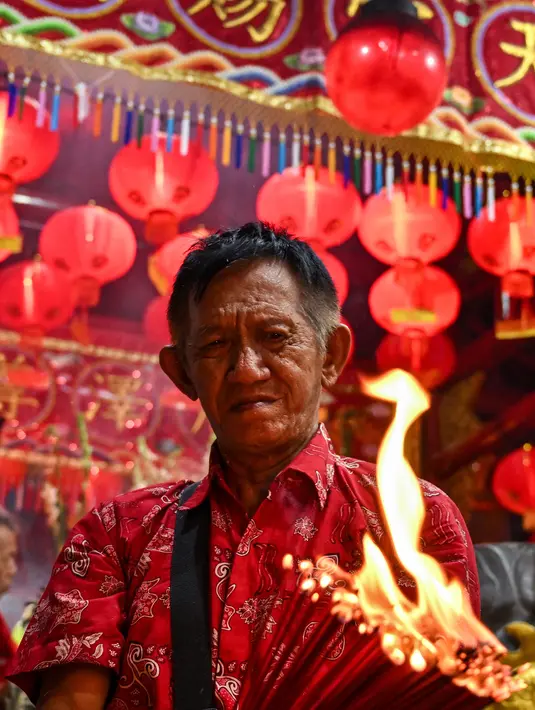 Ibadah Imlek di Kelenteng Hong San Koo Tee dilakukan dalam dua sesi, yakni pada Selasa (28/1) malam dan Rabu (29/1/2025). (JUNI KRISWANTO/AFP)