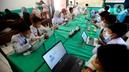 Sejumlah siswa SDN Pondok Petir 01 mengikuti Asesmen Nasional Berbasis Komputer (ANBK) di Depok, Jawa Barat, Selasa (4/10/2022). Jenis soalnya adalah pilihan ganda. (merdeka.com/Arie Basuki)