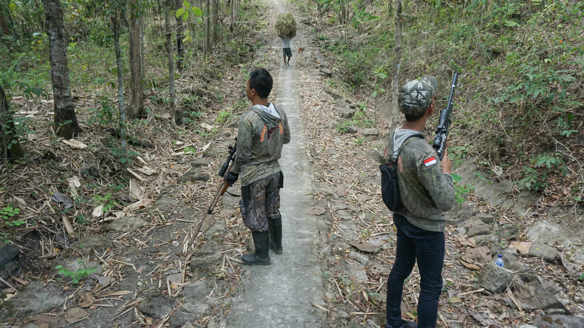 Pemburu dari sejumlah daerah dikerahkan untuk menangkap monyet ekor panjang yang sering melakukan serangan kepada warga empat desa, Rabu (9/8).(Liputan6.com/Fajar Abrori)