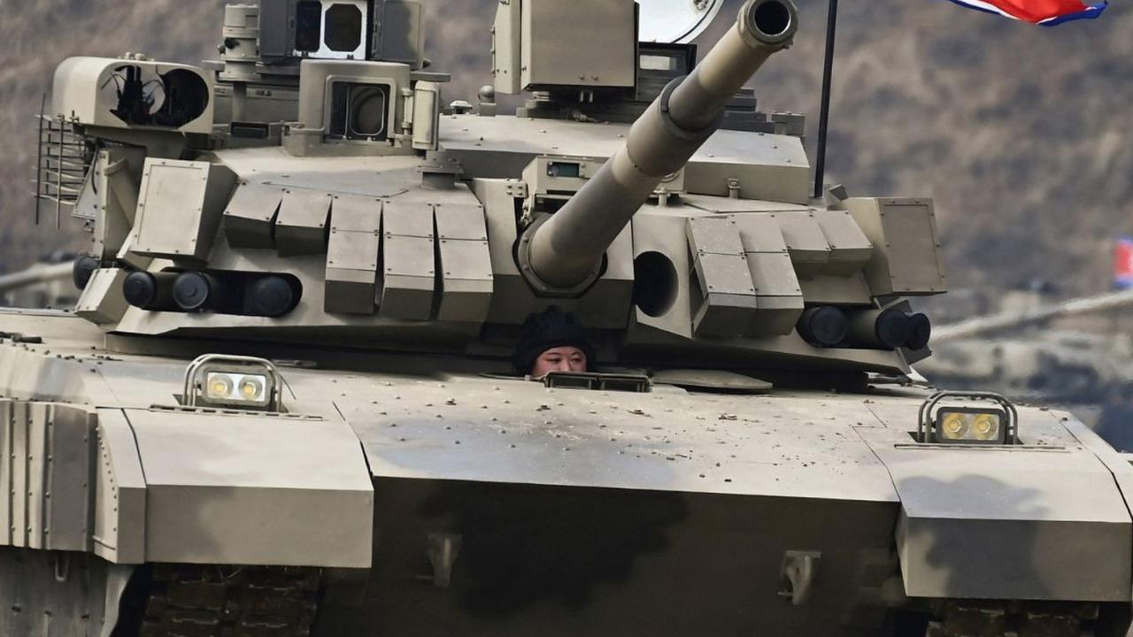 Pemimpin Korea Utara, Kim Jong-un terlihat menaiki tank tempur dalam foto yang dirilis&nbsp;Kantor Berita Pusat Korea (KCNA), Kamis (14/3/2024). Momen tersebut terjadi ketika Kim Jong-un memimpin demonstrasi kekuatan militer yang melibatkan tank tempur te