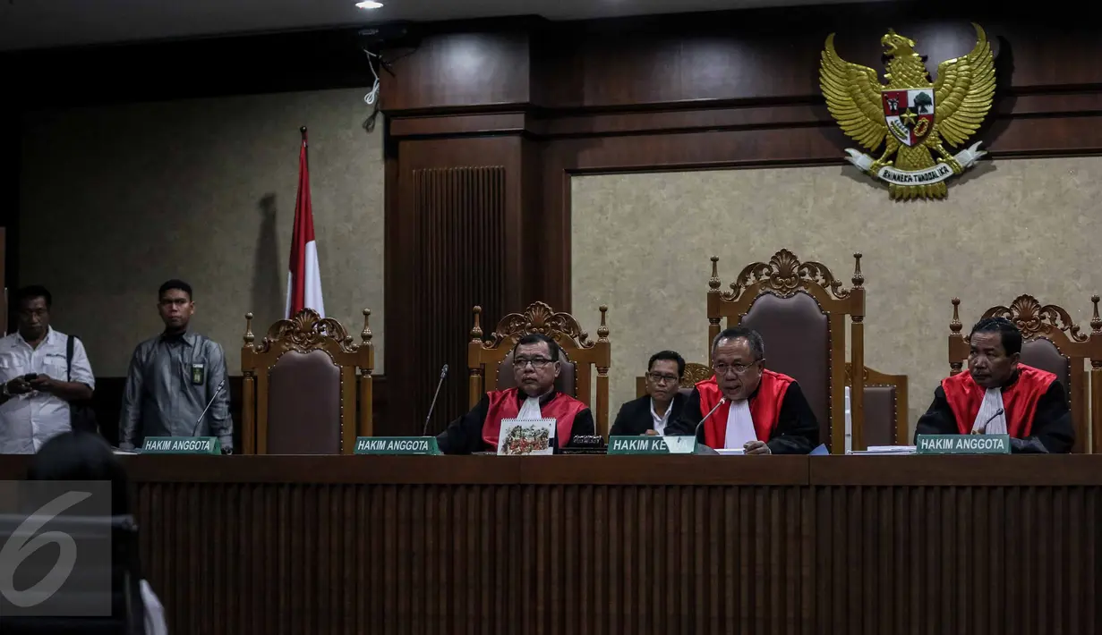 Hakim Partahi Hutapea memimpin sidang perkara kematian Wayan Mirna Salihin dengan terdakwa Jessica Kumala Wongso di PN Jakarta Pusat, Kamis (27/10). Sidang beragendakan pembacaan putusan majelis hakim untuk terdakwa. (Liputan6.com/Faizal Fanani)